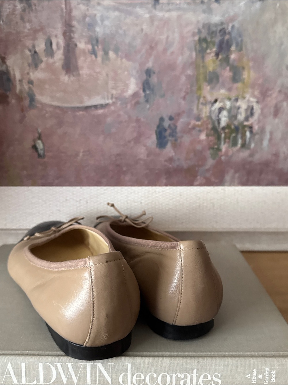 Classic Two-Tone Leather Ballet Flats in Beige and Black - Size 8.5 - Picture 4 of 7